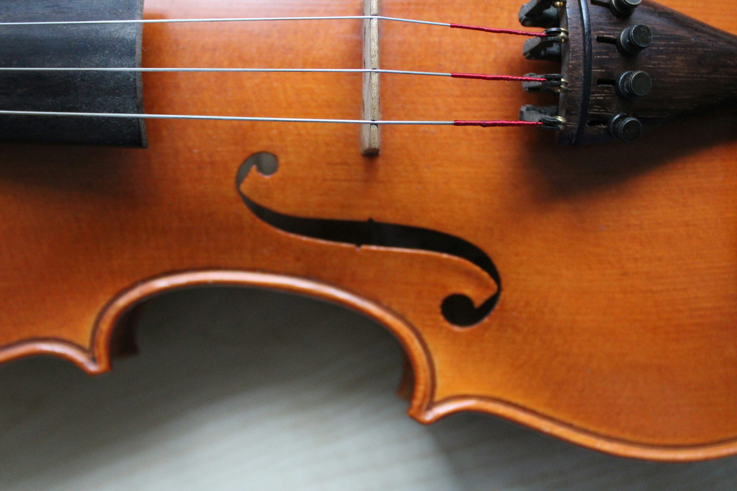 Violín Marrón Clásico – Estilo Tradicional - Imagen 2