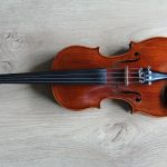 Violín Marrón Clásico – Estilo Tradicional